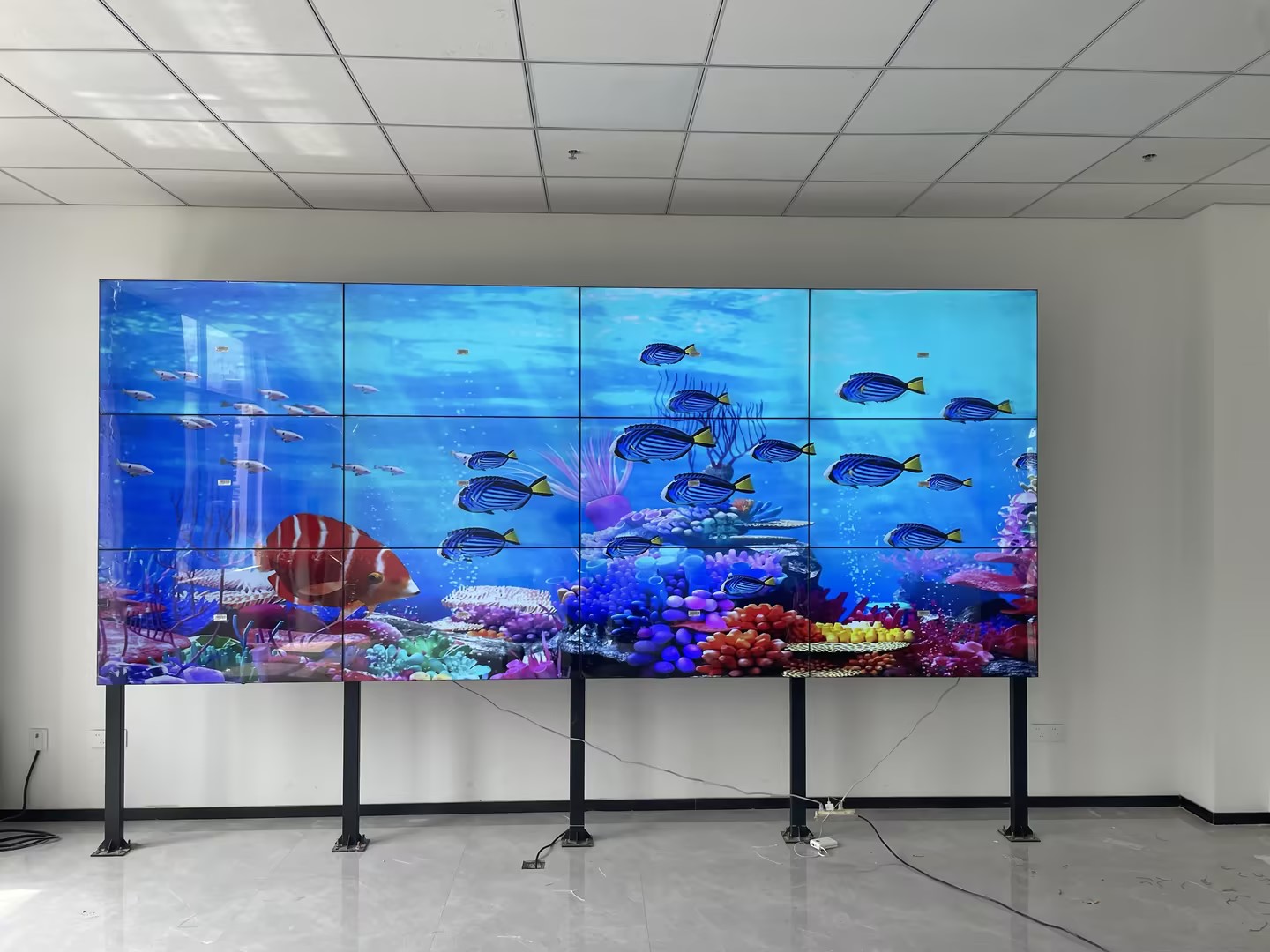 55寸3*4拼接屏落地支架安裝完成！